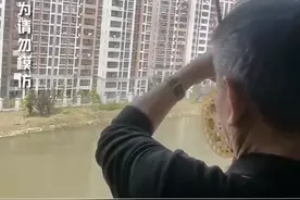 上海大爷居家时在阳台钓到8斤大鱼，江景房买得值！#上海大爷在家中阳台钓起大鱼 #社会 #热门  视频封面