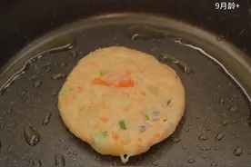 我从来不担心宝宝缺钙，因为婆婆总是会变着花样的多给宝宝吃些虾，今天用土豆搭配做出来的虾饼软嫩鲜香，糯叽叽的口感，宝宝一口气吃了好几块！#辅食 #辅食教程 #辅食分享视频封面