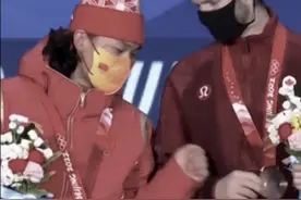 苏翊鸣在颁奖典礼上的碰拳失败瞬间，只要我不尴尬，尴尬的就是别人。#逐梦北京冬奥#冬奥会 #苏翊鸣 视频封面