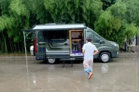 下雨不用怕，我有小房车 #七狼房车 #七狼房车冠军版 #大通V90视频封面