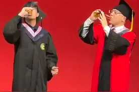 毕业典礼8秒吹瓶的院长 用可爱表情包回复请他喝啤酒的小子 “常回来看看”视频封面