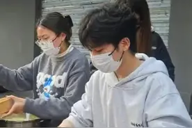 #复旦大学研究生退学摆摊  ，当事人回应真实退学缘由：因打听同学开学未报到原因，遭导师辱骂、打击式批评教育#复旦大学  #研究生  #导师视频封面