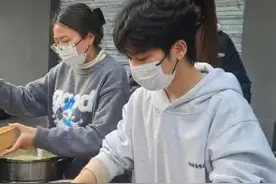 #复旦大学研究生退学摆摊  ，当事人回应真实退学缘由：因打听同学开学未报到原因，遭导师辱骂、打击式批评教育#复旦大学  #研究生  #导师视频封面