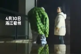 女生给妈妈开玩笑，装丧尸想吓妈妈，结果却出人意料…#女生装丧尸吓妈妈被一巴掌呼走 #丧尸 #开玩笑 #青春万岁 #沸腾新势力 视频封面