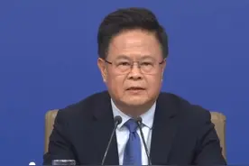 国家发展和改革委员会主任 郑栅洁：新能源汽车产量占全球比重超六成#2025全国两会 #经济主题记者会视频封面