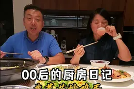 00后男生工作之余给爸妈做饭日常！ 孩子公司筹备中，事情堆成山。他今天依旧先回家做饭——其实我说附近吃点得了，可他总念叨：‘家里的饭才健康！’ 所以我就不啰嗦了！ 今儿菜市场去晚了，就凑合这几样：冰箱里的牛肉拌了一盘凉菜（他爸最爱），清蒸鲈鱼、韭菜花炒蛋、清炒苦瓜，再烧了个花甲肉片汤。  家常菜没那么多讲究，可幸福啊，就藏在这热乎乎的烟火气里。#00后  #日常vlog  #会做饭的男人最帅  #一家三口  #记录真实生活