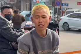 3月10日，辽宁朝阳，网友发布视频表示：凌源一小哥为了卖菠萝，把自己整成“菠萝头”。网友：菠萝族长在出售他的族人！来源：凌源菠萝哥#菠萝哥 #菠萝哥卖菠萝#搞笑段子  @抖音短视频 @DOU+小助手视频封面