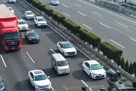 空中卫士护航春运返程，无人机高效出警、指挥疏导、预警喊话太智能了！ #2025春天来了  #科技  #无人机  （@衢州公安 ）视频封面