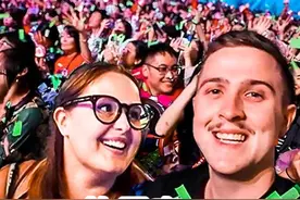 英国酒仙夫妇体验华晨宇火星演唱会，他们简直不敢相信，这场演唱会居然如此精彩！！（下）#华晨宇 #华晨宇火星演唱会 #铁腚夫妇 #外国人在中国 #铁腚旅行视频封面