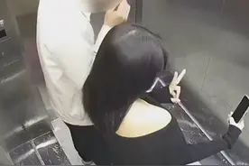 女子用新买的手机在电梯里自拍，结果下一秒精准掉入缝隙视频封面