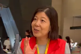 7月19日河南郑州，满脸幸福感！56岁退休阿姨到河南博物院当义务讲解员：讲解的快乐是一种享受。#河南dou知道 #幸福触手可及 #河南博物院视频封面