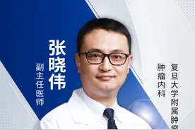 皮下脂肪瘤：常见问题小科普 脂肪瘤是一种良性皮下肿物，由脂肪细胞异常增生形成，并非单纯“脂肪堆积”。好发于躯干（胸、背、腹）、颈肩部和四肢近端（大腿、上臂），较少见于手脚或深部组织。30-50岁人群多见，男性略多。病因可能与遗传（如家族史）、局部代谢异常或轻微外伤刺激有关，肥胖并非直接诱因。
脂肪瘤生长缓慢，通常不痛不痒，仅在外观明显、压迫神经或影响活动时需手术切除。诊断通过触诊及超声检查即可，无症状者无需治疗。注意：若肿物短期迅速增大、变硬或伴疼痛，需及时就医排查恶性可能！#脂肪瘤 #抖出健康知识宝藏 #硬核健康科普行动 #健康科普 #肉瘤