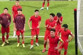 U20国青遭沙特绝杀无缘四强，赛后球迷送上鼓励：继续战斗#u20国足 #比赛现场视频封面
