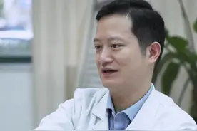 总是侧着一边睡觉，你的脸会有什么变化？#侧睡的危害 #减肥对外貌改变有多大 #眼袋 #爱美是女人的天性 #面诊日常