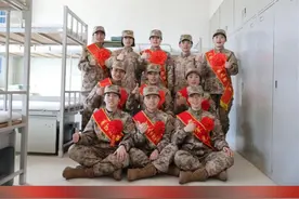 “00后”女兵入伍“满月照”来了！ 庆幸青春有穿军装的样子。一个月前，她们携笔从戎，从校园到军营。身披戎装，英姿飒爽，开启属于她们的军旅青春。（视频制作：杨菁菁）视频封面