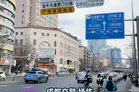 #成都交通 社会车辆在非高峰期使用公交道时，路口能否直行？回应来了视频封面