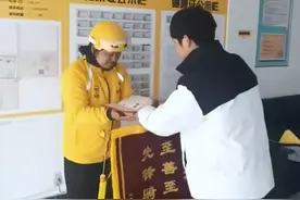 “随手做的一件小事，没想到引起这么多网友关注”，善良的人值得被嘉奖！为热心机智的郑慧点赞！#当事人在抖音  #正能量  @美团骑手-郑慧视频封面