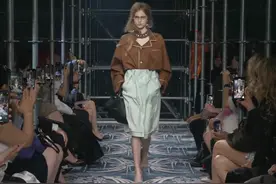 【米兰时装周】Prada 2025年秋冬女装 #时装秀 #潮流穿搭视频封面