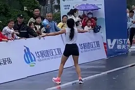 9月24日，山东德州。女子在马拉松终点线前突发状况，即将倒地安保飞奔扶住，众人将她抱过终点送上担架。视频封面
