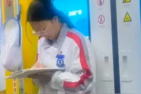 六点的地铁上大爷见女孩站着在学习，主动给女孩让座 #暖心瞬间视频封面