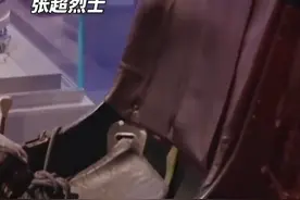 舰载战斗机飞行员张超烈士牺牲6周年，妻子看到张超坐过的弹射椅后落泪。视频封面