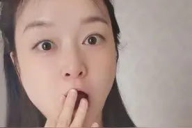 孕早期的10个症状 带你一次看个究竟 怀孕不只是没来姨妈这一个症状，还有身体的这10个症状，一定要提前知道哟~
我那时候不懂，误以为是来姨妈，还去打了两小时羽毛球，现在想想就后怕
所以姐妹们，如果你正在备孕的话，今天的视频一定要认真看完哟~#怀孕 #备孕#女生必看 #早孕 #孕早期视频封面