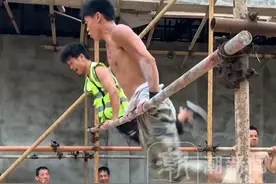 94年小伙在工地练单杠10年，每天6点下班后练习半小时左右，“不知不觉学会了很多高难度动作”视频封面