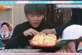 #到底什么时候看到武艺拿面包会不笑  经典重现，@武艺  离不开的话题——拿面包。不管多少人看，不管看多少次都是快乐源泉。不愧是武艺！#以热爱敬中国视频封面