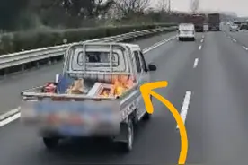 高速路上一辆小货车突然“冒火”，后面的大货车司机一路狂追——不断按喇叭提醒，最后还帮助灭火。视频封面
