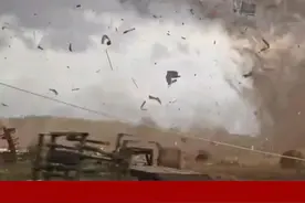 武汉发布大风蓝色预警 中央气象台发布寒潮大风预警，多地大风频发，“今天出门是被风推着走的”冲上热搜，武汉发布大风蓝色预警，降温明显，局地大风可达10级。（来源：中央气象台 湖北气象）#武汉天气  #寒潮  #大风  #天气  #气象预警视频封面