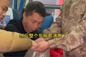 女子在列车上偶遇一群入伍新兵，他们热情地与旅客分享零食 #温暖瞬间 #社会百态 #参军入伍 （来源：@Susan ）07视频封面