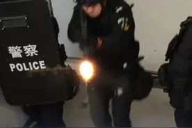 2月27日，青岛公安特警支队模拟街区枪战，上演超燃“动作大片”。网友：安全感满满！#山东dou知道视频封面