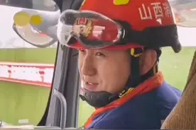 春节前夕 消防员出警途中偶遇妈妈拎着东西走走停停，他喊了句妈妈后沉默了#消防救援 #暖心 #山西dou知道  视频封面