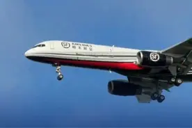 多家快递公司发布公告：春节不放假！ 2025年春节即将到来，对于过年期间的物流、快递运输，顺丰、京东物流等公司已明确表示不会停运。视频封面