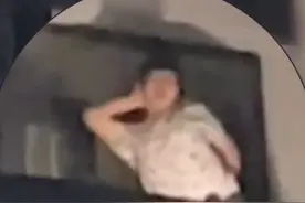 男生在宿舍阳台狂舞引狂呼！网友：别把孩子憋坏了#学生宿舍 #疫情下的生活 #惊不惊喜意不意外 视频封面