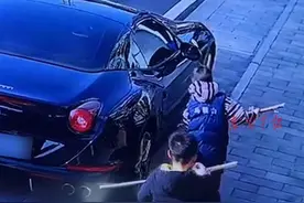 小孩用木棍刮花法拉利，车主发现后立即报警。小孩家长赔偿16000元#熊孩子  #法拉利  #刮花  #赔偿视频封面