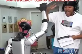 美国千万网红花近7万美元买中国机器人，化身“奶爸”为其精心打扮，带着出街回头率超高，路人兴奋前来和机器人握手，纷纷拿出手机拍照留念！#国外网红花近7万美元买中国机器人 #机器人 #万万没想到视频封面