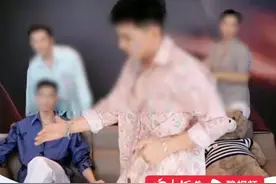 男团主播被指“情感围猎”①：已婚女性打赏43万将其捧成公司榜一，被劝离婚后遭背刺#打赏主播 #男团 #大河深一度