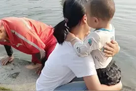 点赞！#环卫大叔勇救落水幼童后默默离开 近日，浙江台州，一名幼童不慎落水，路过的环卫工人跳水救人，衣服鞋子都来不及脱。救起孩子后，他才想到自己的手机。看到孩子无碍后，环卫工默默离开。刘晓明大叔，为你点赞！（视频来源：人民日报）#北京dou知道视频封面