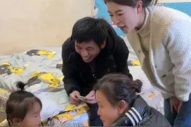 娘家爸外出打工回到家，第一件事就是见惦念了很久的孩子，俩孩子收到了姥爷的礼物，我也尝到了久违的爸爸的味道，一家人只要聚在一起就很幸福#家庭 #情感 #第一批回家过年的人 #亲子视频封面