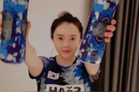 12月5日（发布），四川成都，在参加2024年成都国际乒联混合团体世界杯期间，韩国队队服被网友调侃像某牌椰汁包装，队员田志希买来实物对比，笑称“真的太像了！”#乒乓球视频封面