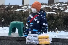 父亲带厌学小朋友在零下十几度的街头体验摆摊。网友：家长也是用心良苦，让小朋友知道赚钱的不易！视频封面