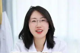 如果你的趾甲发黄变脆、一剪就碎，很有可能是得了#灰指甲 ，别再去 #修脚店 了，医生手把手教你正确处理！ #灰指甲用什么药#灰指甲专用药#医学科普视频封面