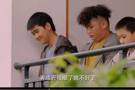 简直太离谱！初中生在学校走廊下比谁尿得远！美女一招让他们老实 #因为一个片段看了整部剧 #好剧推荐 #校园剧影视推荐 #一起追剧 #剧情片段视频封面