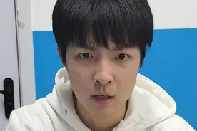 这纸条什么成分我不懂，这穿搭什么成分不必我多说了~ #搞笑 #尴尬 #反转 #抽象 #乔宇日记视频封面
