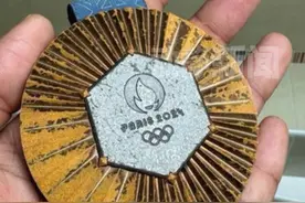 质量差距！约100枚巴黎奥运会奖牌因质量太差被运动员退回，08年北京奥运会奖牌“不怕火炼”视频封面