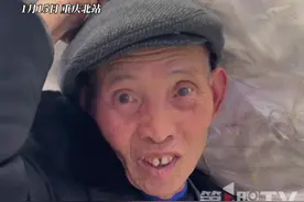 1月15日，#重庆大爷扛60斤腊肉赴河南  ，就为让儿媳妇家人都尝尝！自己养的土猪，亲自熏的腊肉：他们吃上一口我就很满足很高兴！#春运路上的温情瞬间 #2025春运视频封面