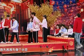 激烈的福袋抢夺战刚一开始，粉队被抽中成为了大家的目标。在紧张的气氛中，宋茜 丝毫不慌张，放心大胆地让 陈星旭--CHEN先生  一把背起，星旭轻轻松松背着茜茜满场奔跑，优越的大长腿和超强的战斗力，小6直呼一句666~视频封面