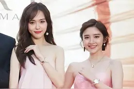 被高个女星硬控身高太尴尬？沈月不自信，赵露思只能仰视，张天爱接连遭打击
#秦岚 #古力娜扎 #鞠婧祎 #赵今麦 #关晓彤视频封面