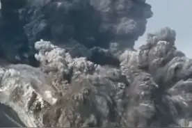 世界最恐怖的火山爆发过程！整座山直接崩塌，场面极度震撼视频封面